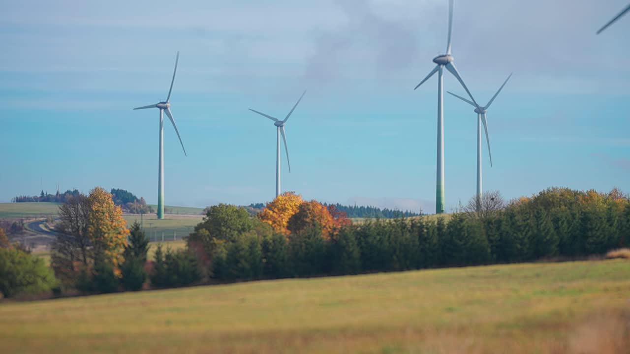 시골 가을 풍경에 있는 풍력 터빈