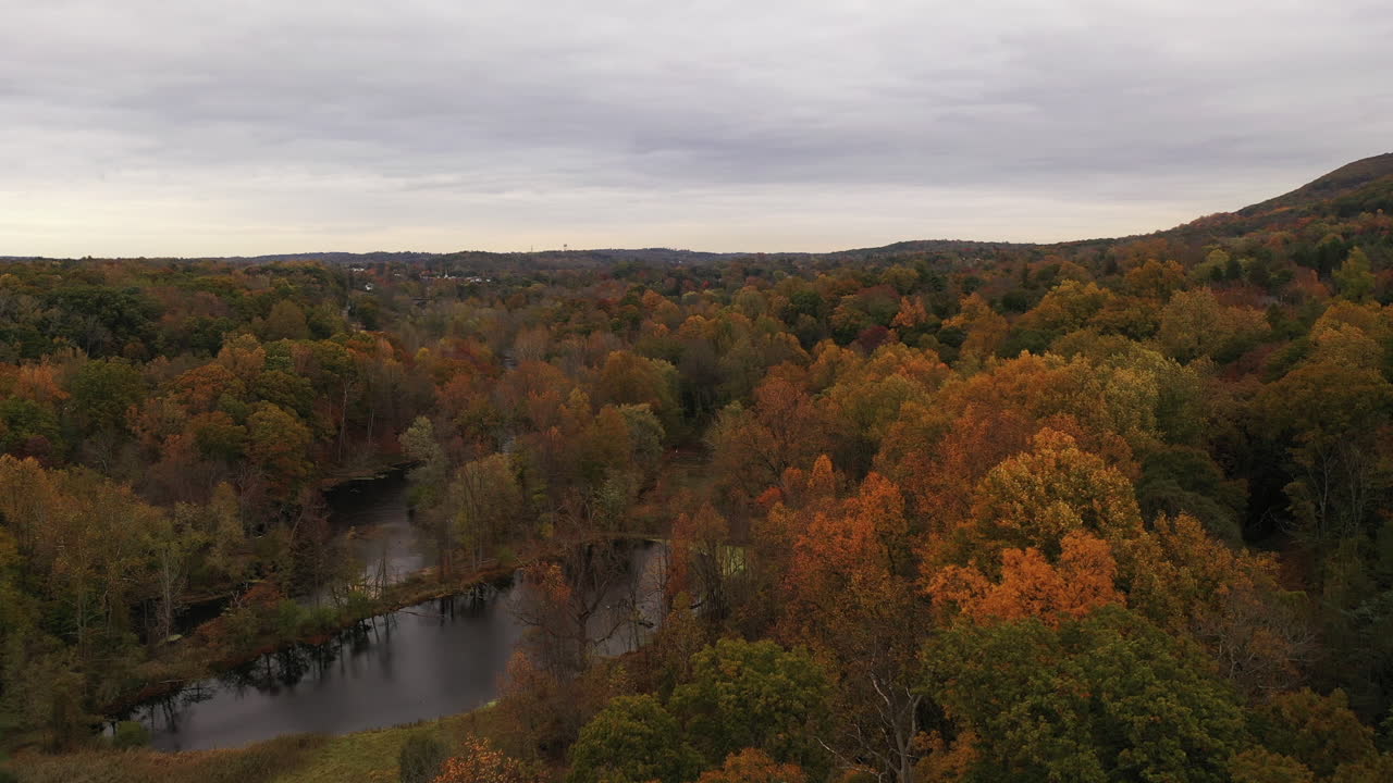una toma aérea del colorido follaje en el norte del estado de nueva york