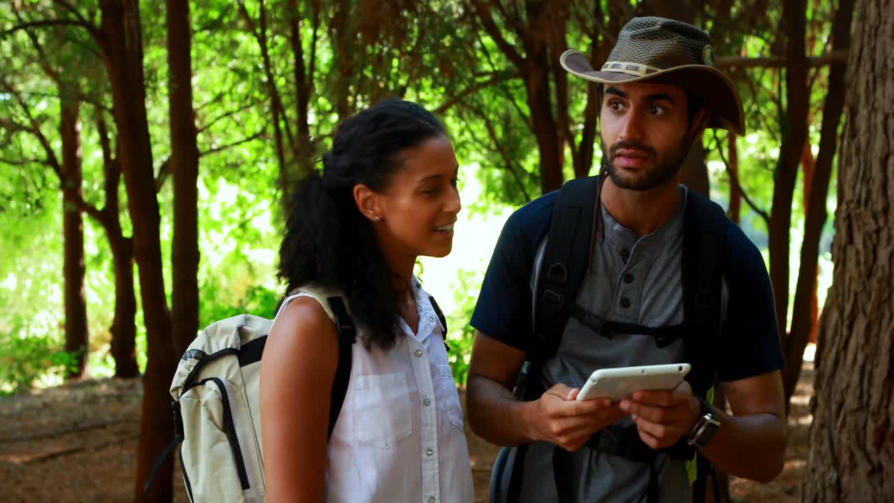 pareja interactuando mientras usa una mesa digital en el parque