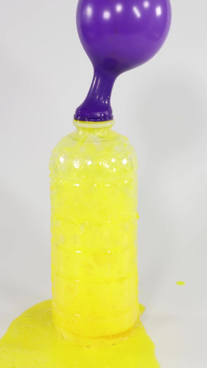 Plastik Bir Şişe Üzerinde Mor Bir Balonu Şişiren Kimyasal Reaksiyon.