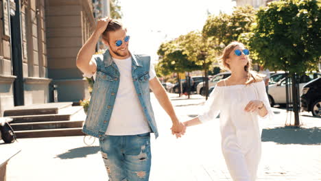 pareja caminando de la mano en la ciudad