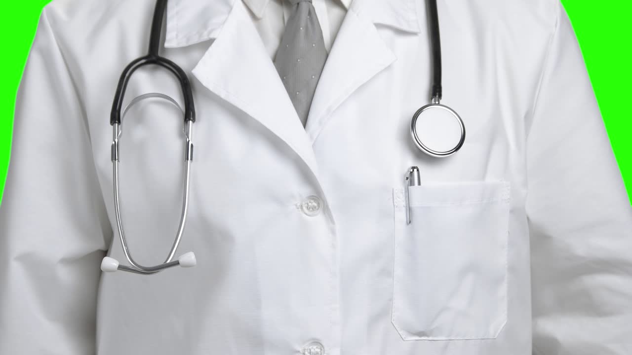 Primo piano di un medico che si mette lo stetoscopio al collo