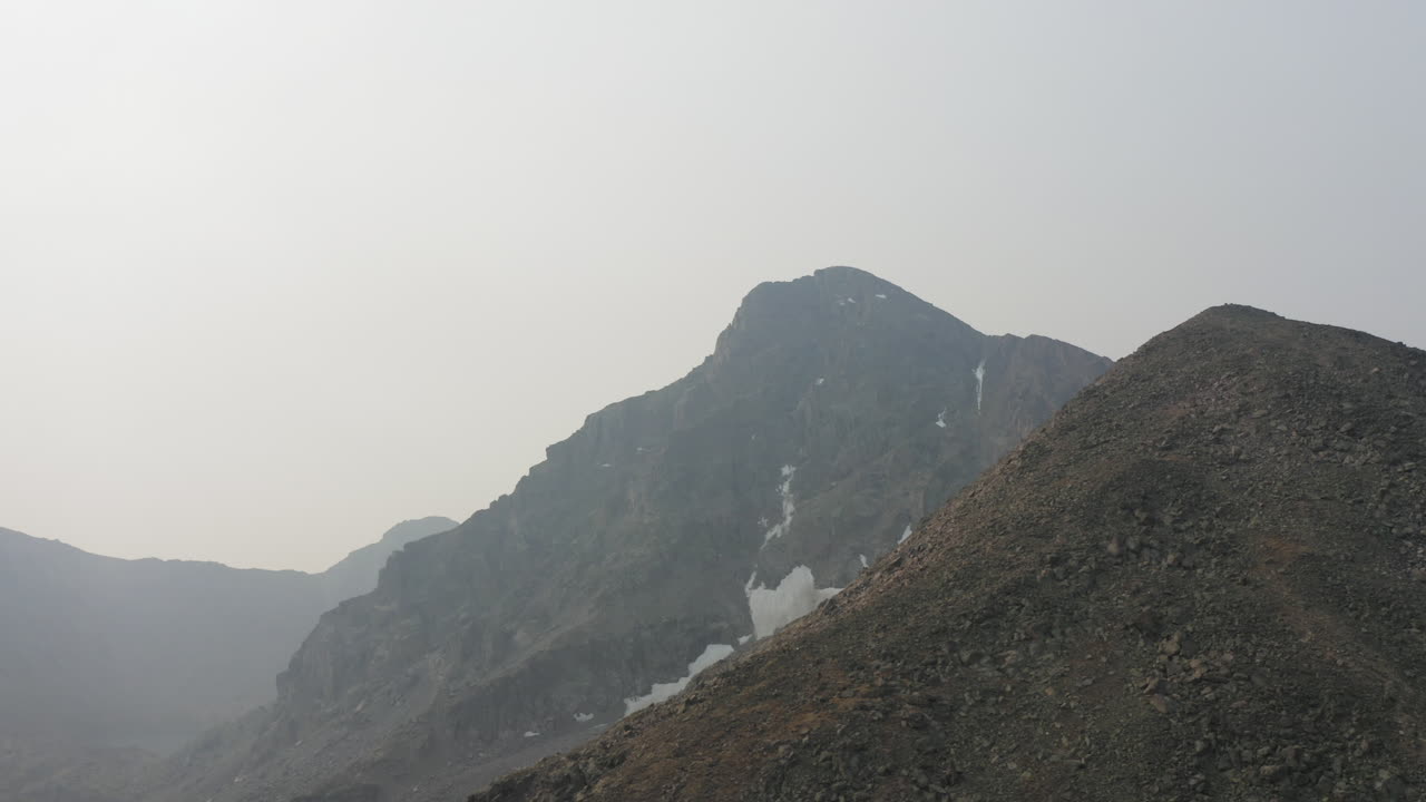 공중 연기가 자욱한 산길 - 공중 4k