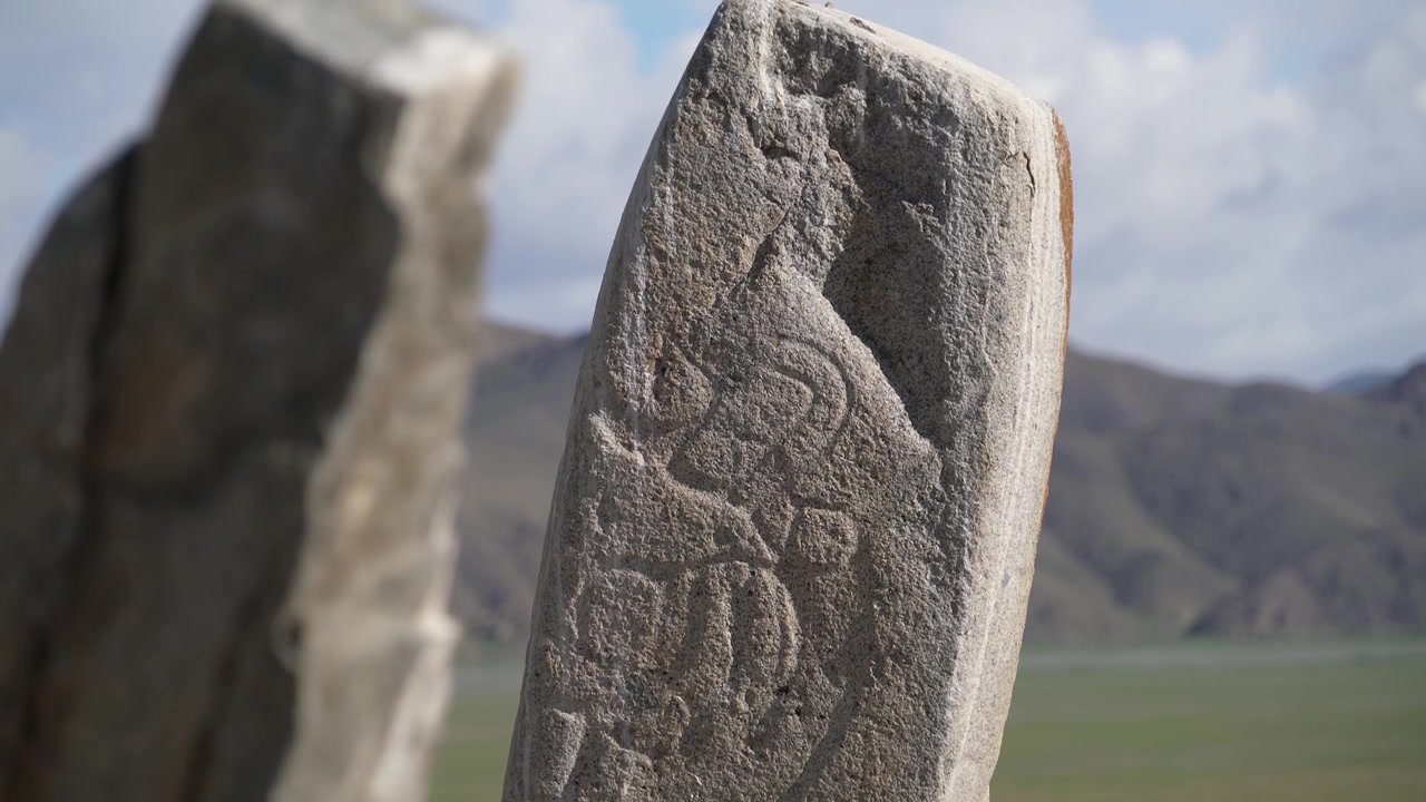 Antica stele di pietra con petroglifi nella steppa mongola