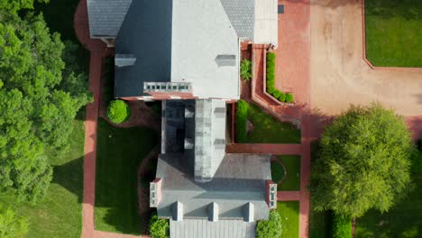 de arriba hacia abajo de cuidados jardines y gran finca y mansión