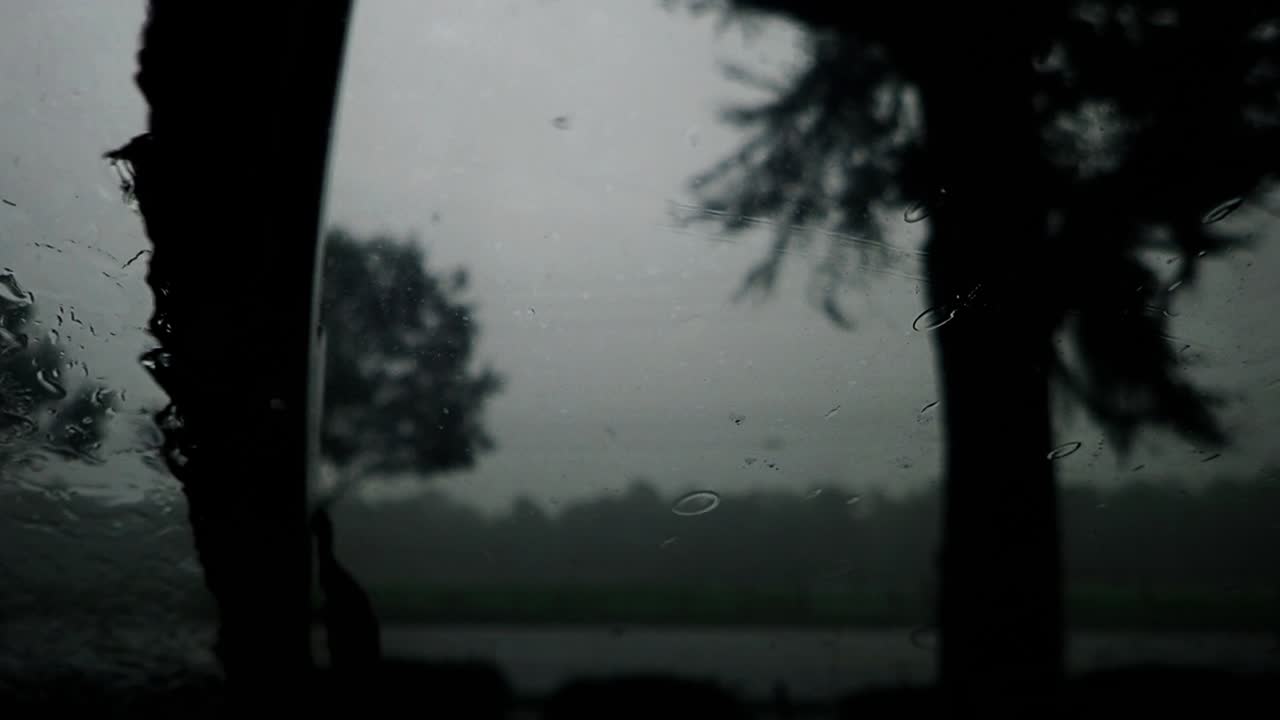 limpiando la lluvia en cámara lenta