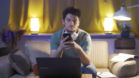 el hombre que envía mensajes por teléfono por la noche es infeliz y triste.