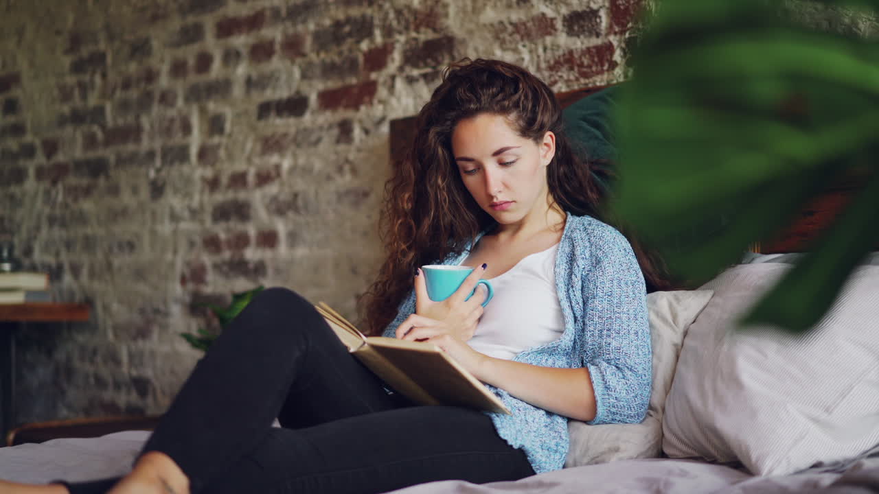 Mujer leyendo un libro en la cama