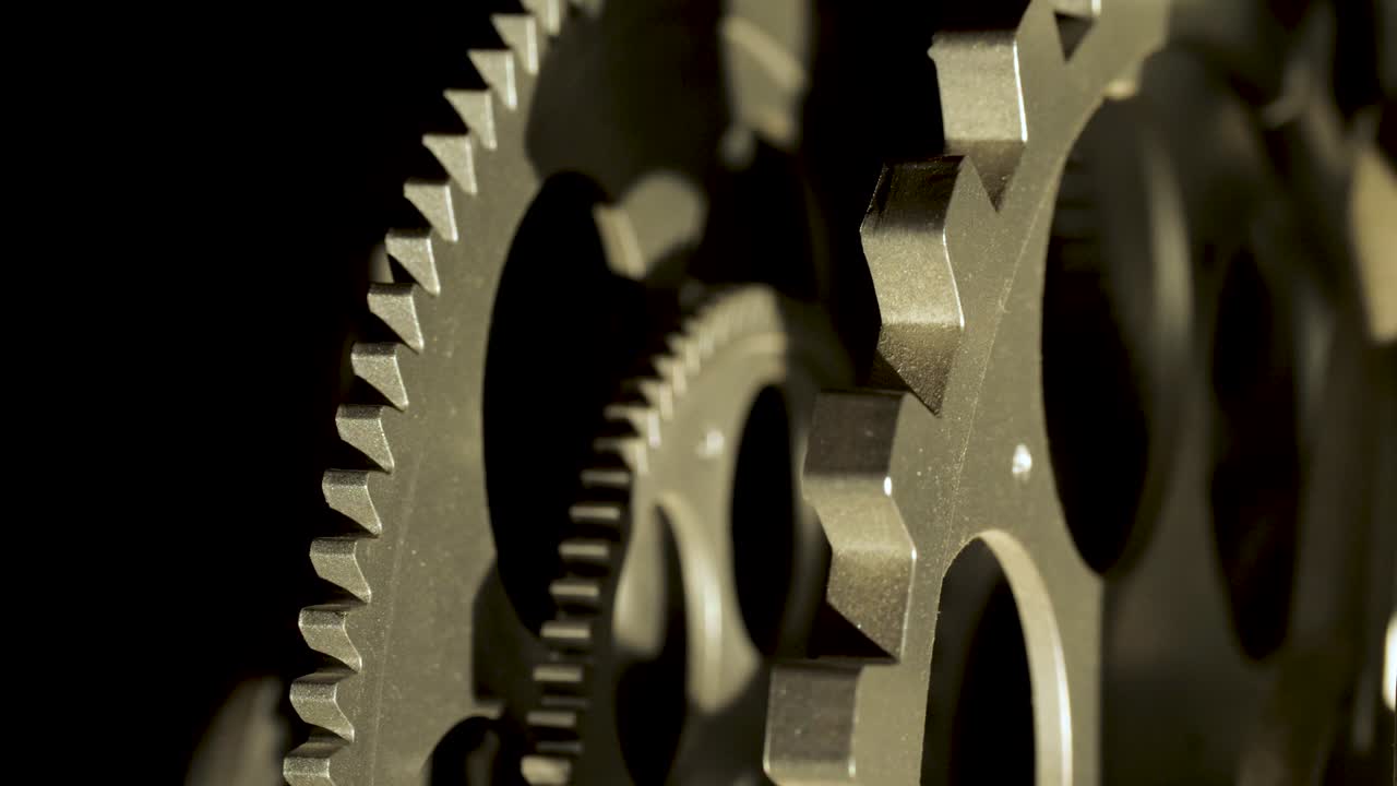 ruedas dentadas cercanas de una luz de fondo de reloj de aspecto industrial