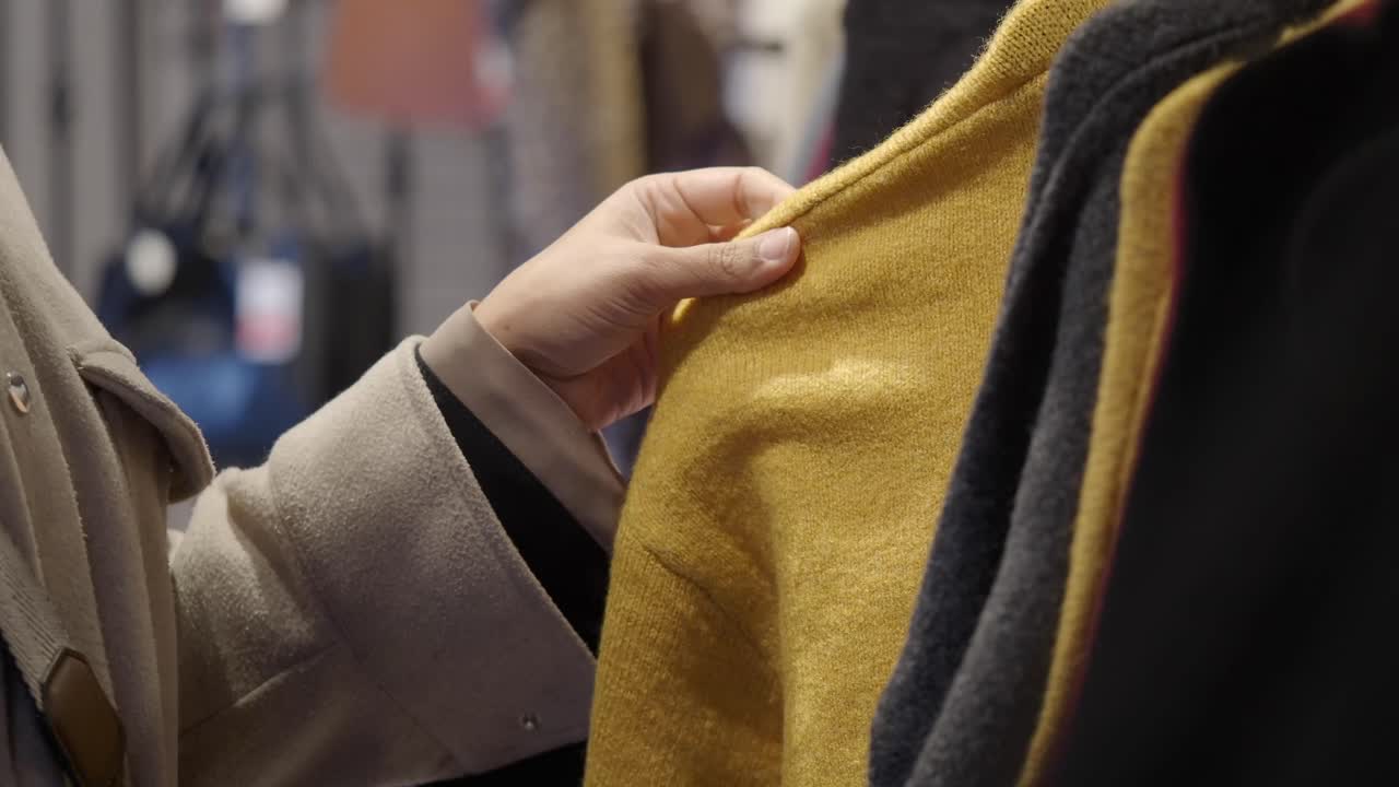 コートとセーターがかかった洋服ラック