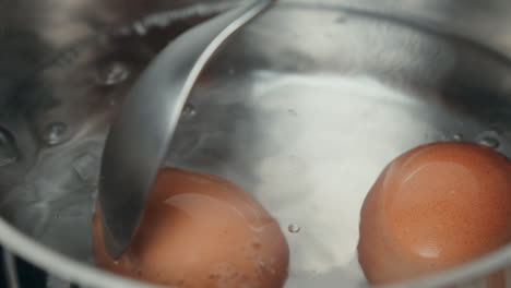 Eier-In-Einem-Topf-Mit-Wasser-Auf-Einem-Herd-Kochen