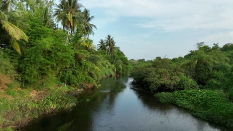 Hermosas-Imágenes-De-Drones-De-La-Vista-Avanzando-Sobre-El-Río-En-Tailandia