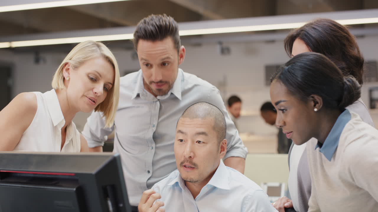 창의적인 비즈니스 팀이 현대적인 사무실에서 늦은 밤에 일하는 행복한 사람들을 만나고 다양한 성별 그룹에서 컴퓨터 터치 스크린을 사용하여 전략을 논의합니다.