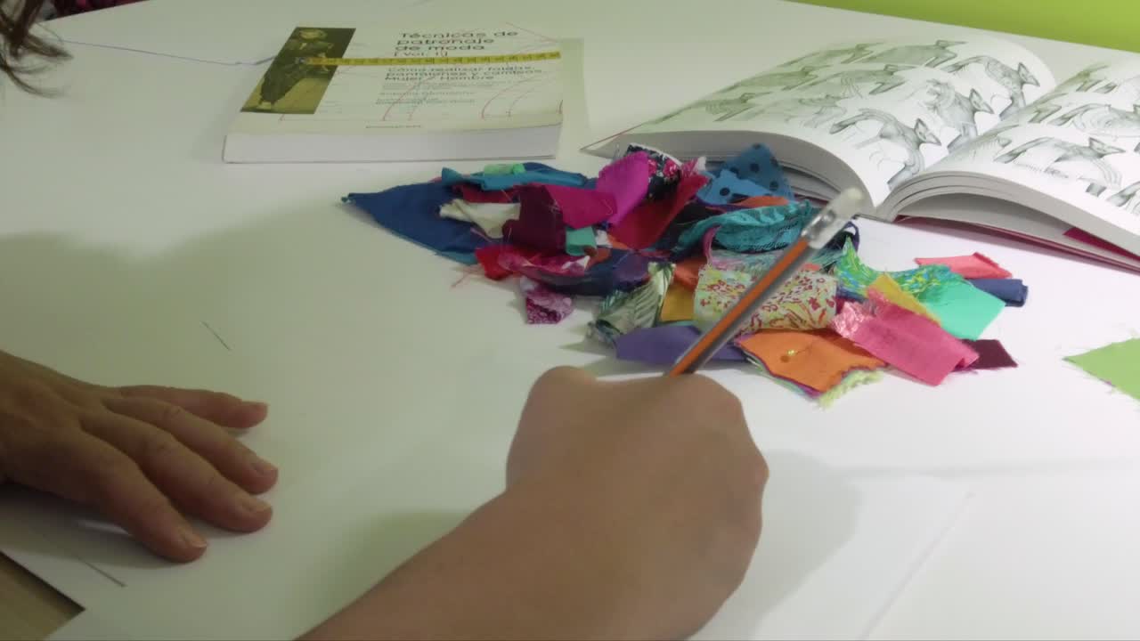 stilista latino che abbozza nuove idee per i vestiti