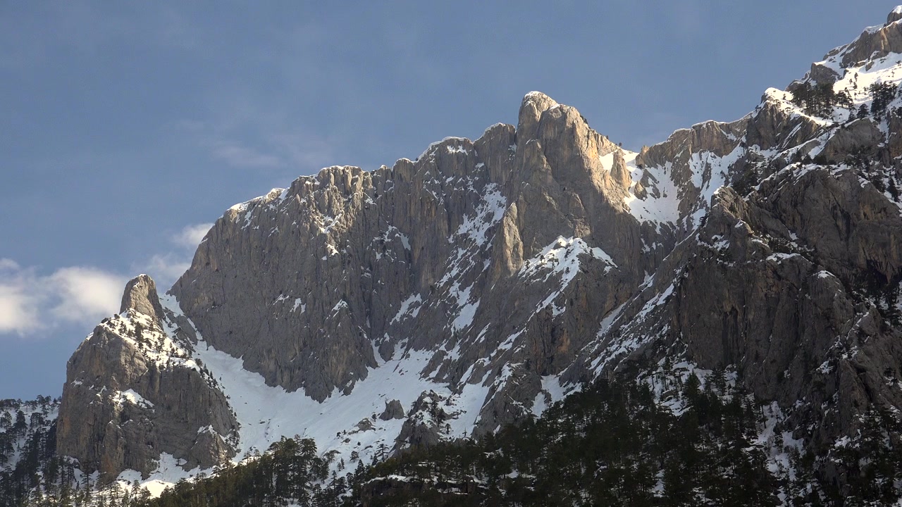 Sommet de montagne enneigé sous un ciel bleu clair
