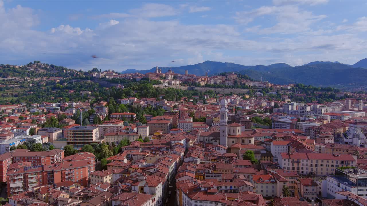 상부 베르가모에서 벗어나 하부 베르가모, 베르가모 알타에서 베르가모 바사로 날아갑니다.