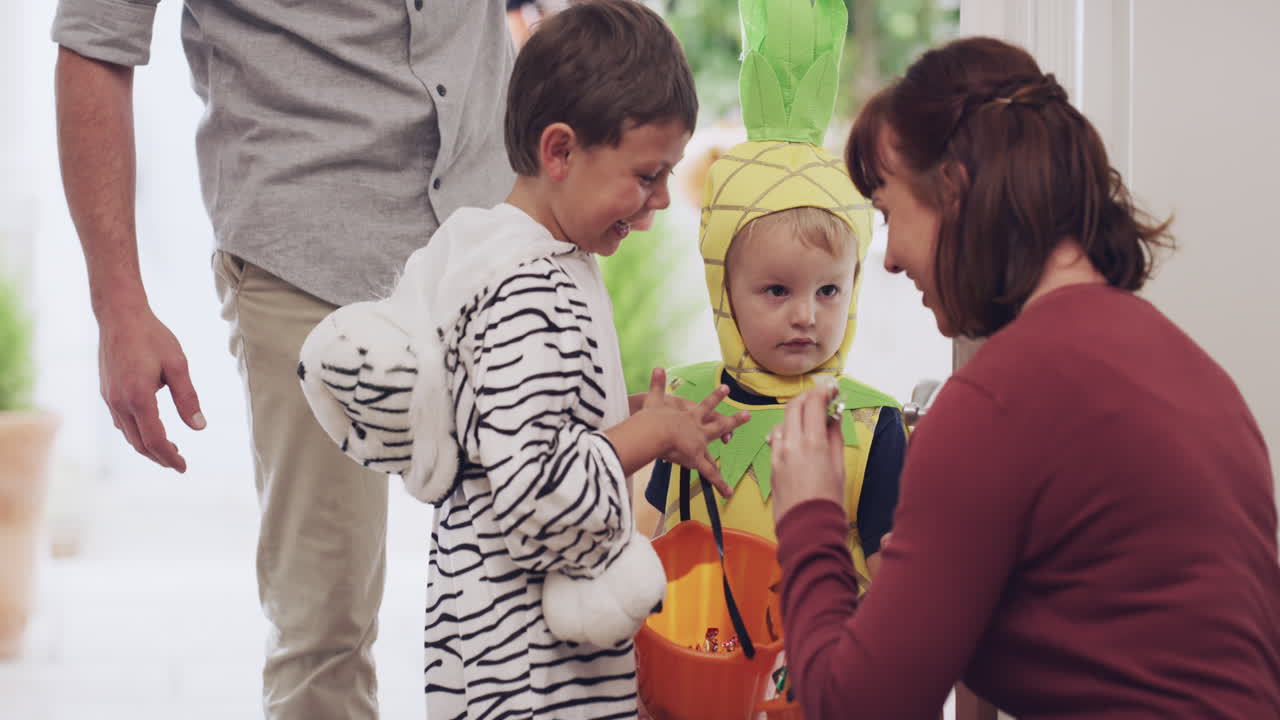todo el mundo comparte dulces en halloween.