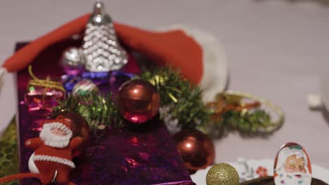 celebración de la víspera de navidad artículos decorativos en casa por la noche desde diferentes ángulos