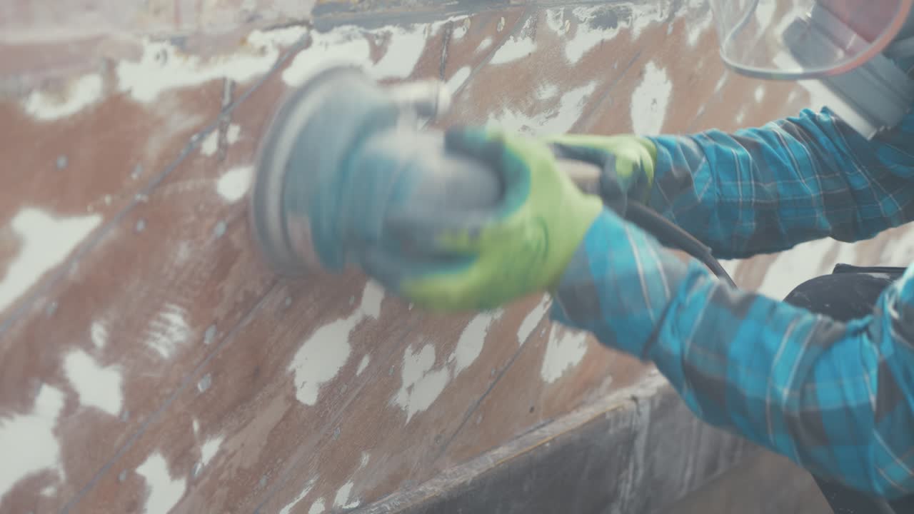 pintura de carenado de un casco de caoba con tablas utilizando una lijadora orbital