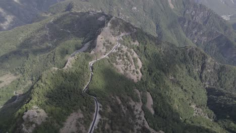 Video-Mit-Frontaler-Beschreibender-Schwenkdrohne,-Die-Auf-Der-Sh21-Ins-Theth-tal-Vorrückt-Und-Das-Gesamte-Berggebiet-Nordalbaniens-Zeigt,-Mit-Dem-Berg-Korab-Im-Hintergrund