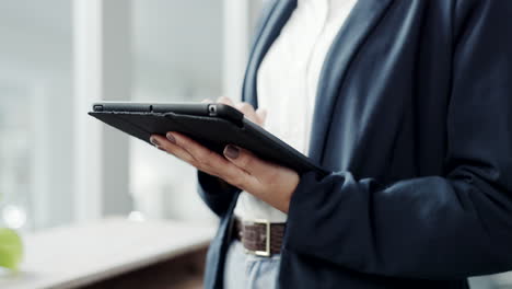 manos, primer plano y tableta en el trabajo