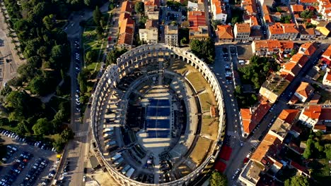 라 (pula) 에 있는 로마 암피테아트 (roman amphitheatre) 의 공중 파노라마 뷰 (aerial panoramic view)