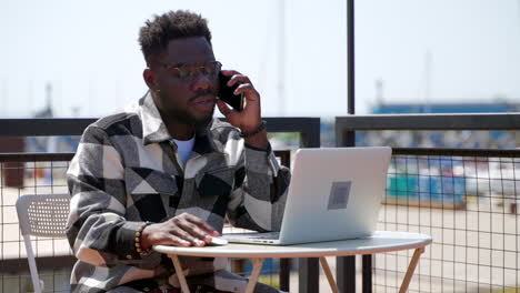 hombre trabajando en una computadora portátil al aire libre