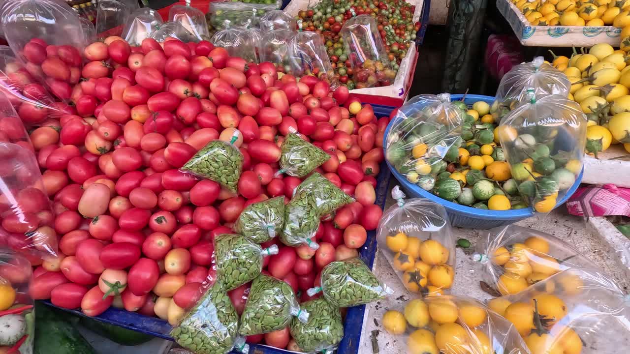 Esposizione colorata di verdure in un mercato di strada