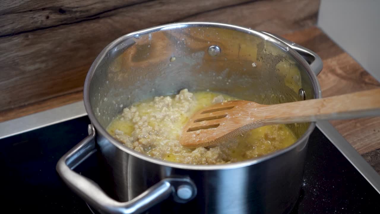 Primo piano di carne macinata che bolle in una pentola