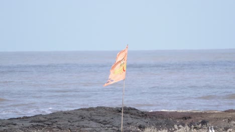 Flagge-Von-Lord-Shree-Ram-Am-Carter-Road-Beach-In-Mumbai,-Indien