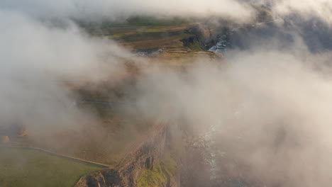 Luftaufnahmen-Von-Schönen-Und-Hohen-Felsklippen-An-Der-Küste.-Niedrige-Wolken-Fliegen-Davon-Und-Enthüllen-Eine-Atemberaubende-Landschaft.-Klippen-Von-Moher,-Irland