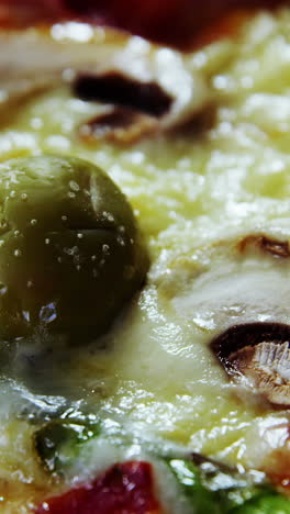 pizza al horno con aderezos de verduras