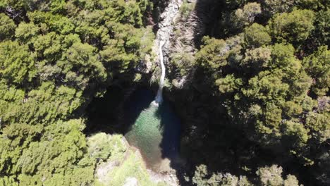 Antena-Vertical-Descendente-De-Claras-Y-Frías-Cataratas-Del-Río-Bonito,-Argentina