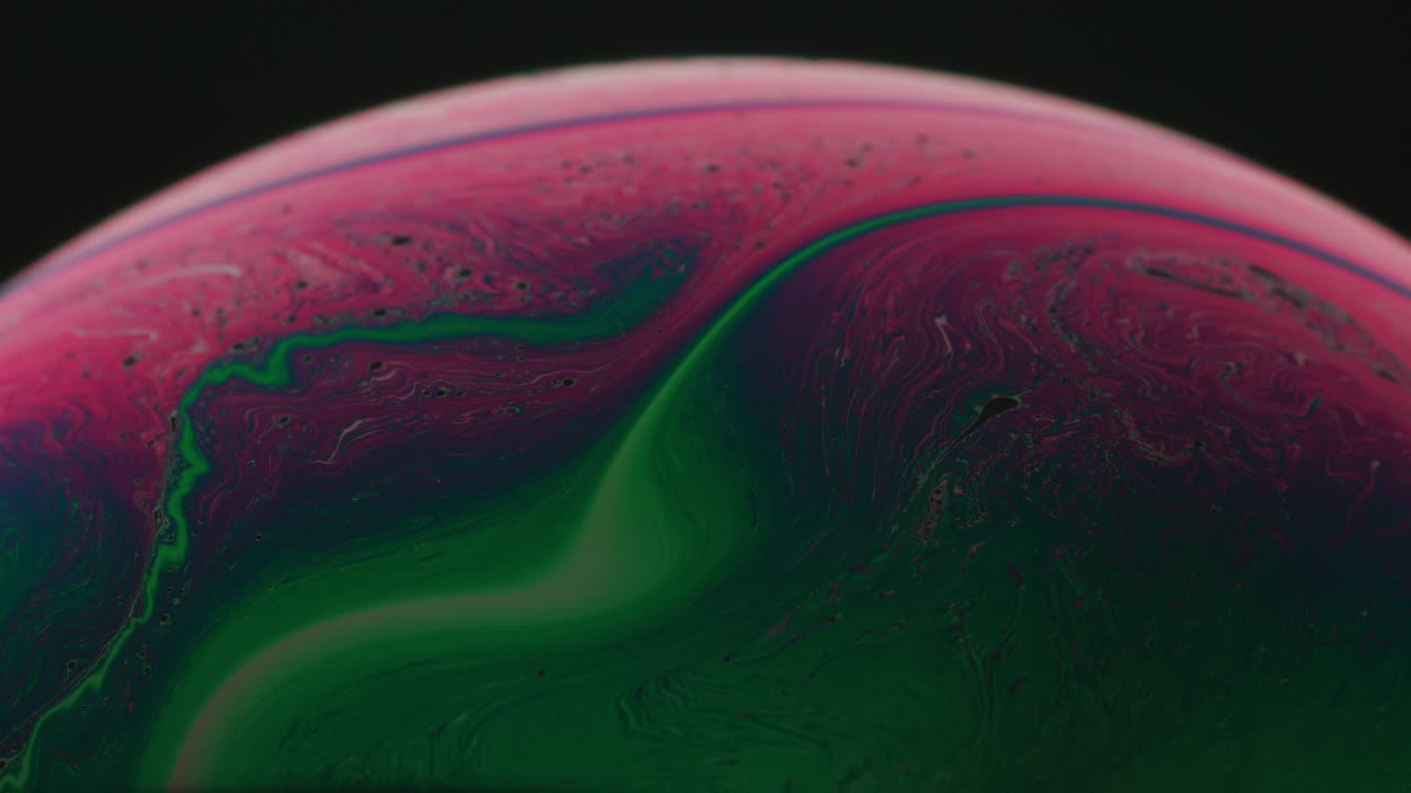 macro toma de movimiento giratorio capturado de la capa delgada de la burbuja de jabón