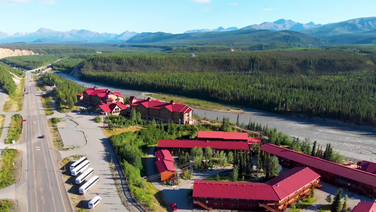 video de dron de 4k del pueblo del parque denali a lo largo del río nenana en la ruta 3 de alaska de la autopista george parks cerca del parque estatal denali, ak