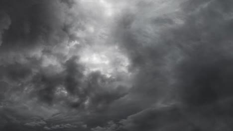 Viaje-Hacia-Las-Nubes-De-Tormenta-En-El-Cielo-Oscuro