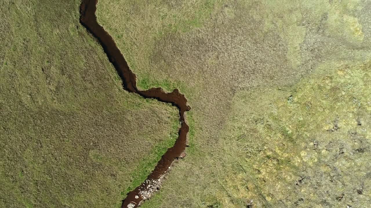 поднимаясь по реке, проходящей через широкий открытый пустынный ландшафт