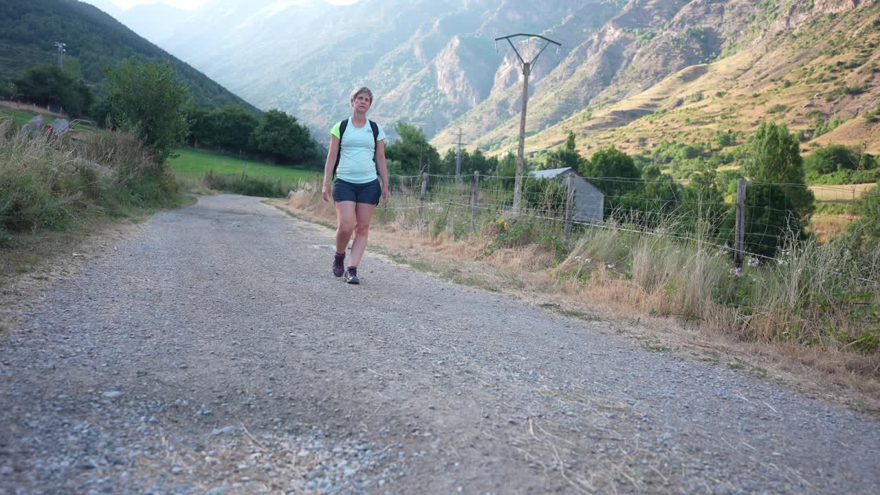 Donna che fa un'escursione su un sentiero di montagna