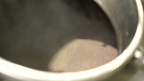 industria pesquera: una máquina de lodo de pescado, que procesa partes de pescado en una forma semi-líquida o pasta, que luego se puede utilizar como ingrediente en productos de mariscos