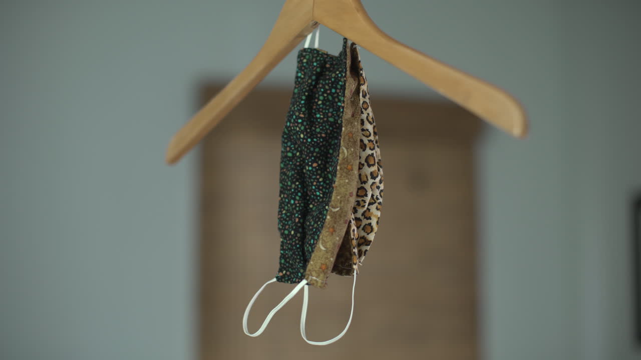 방에 매달린 집에서 만든 마스크의 영상