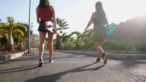 entre las palmeras, los compañeros se mudan al parque con patinetas, involucrados en una conversación tranquila, risas y sonrisas alegres, todo capturado en cámara lenta mientras la luz del atardecer los abraza
