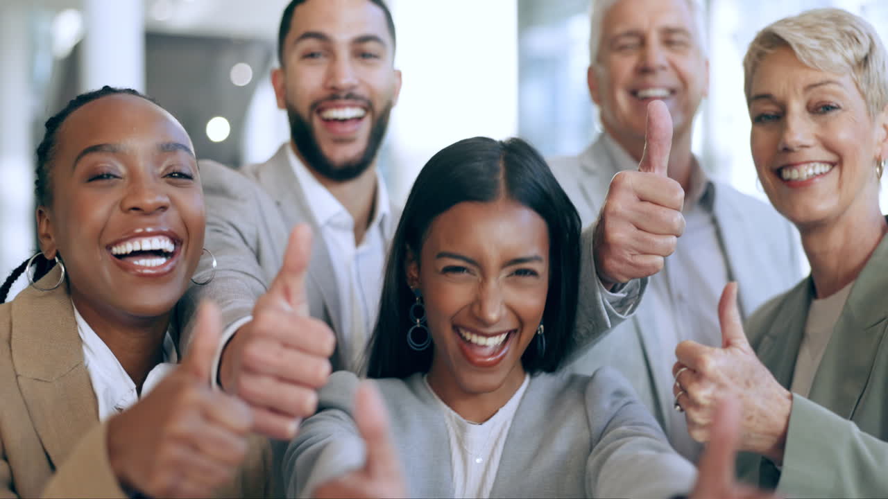gente de negocios, cara y pulgares hacia arriba en el trabajo en equipo