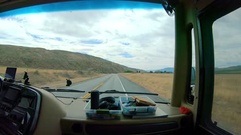 pov del pasajero mientras viaja en una clase a rv que conduce a través de las tierras altas de okanogan del estado central norte de washington