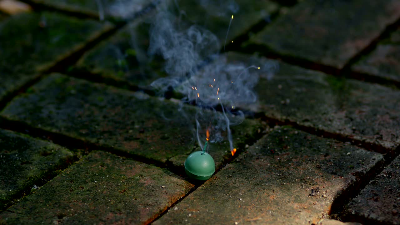 벽돌 위 에 폭발 하는 작은 초록색 불꽃놀이