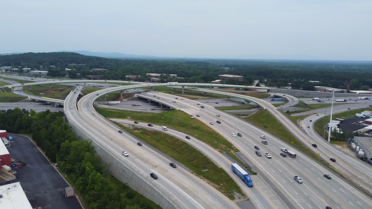 una toma de avión no tripulado de i-85 y i-385 del proyecto gateway en greenville, carolina del sur
