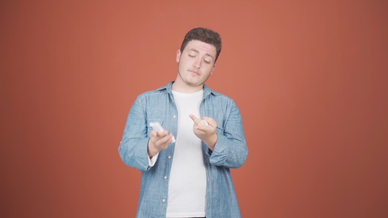 그 남자는 스스로를 돌보고, 잘 정비되어 있습니다.