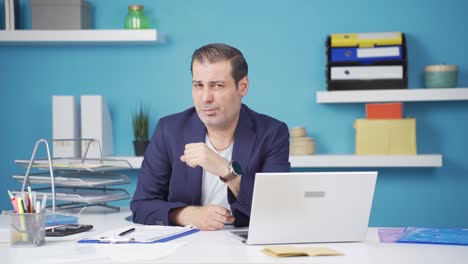 hombre de negocios mirando a la cámara infeliz y deprimido.