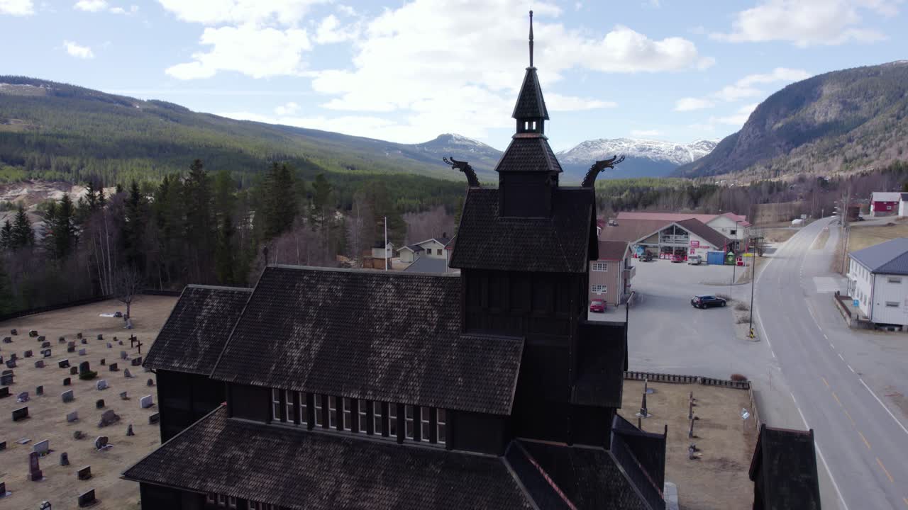vista aérea ascendente frente a una réplica de una iglesia de madera, primavera en uvdal, noruega