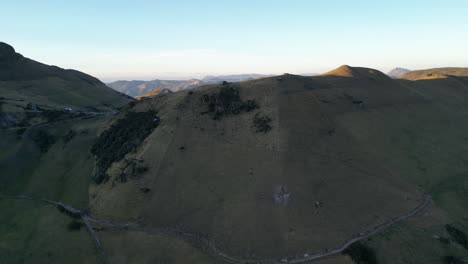 Luftaufnahme-Der-Andenlandschaft,-Die-Die-Departements-Caldas-Und-Tolima-Im-Nationalpark-Los-Nevados-In-Kolumbien-Trennt