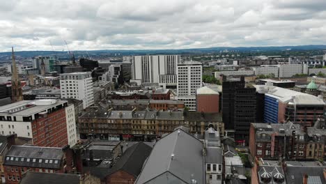 vista de drones del centro de la ciudad de glasgow edificios modernos desde arriba, escocia, reino unido
